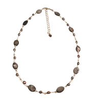 Load image into Gallery viewer, Schmuckset: Kette + Ohrringe aus grauen Perlen und ovalen Perlmuttmuschelstücken
