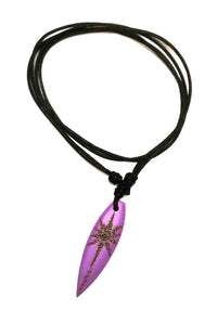 Load image into Gallery viewer, Surferkette Holzkette Kette Sono Holz Baumwolle Surfer Style Surfbrett Holzanhänger Unisex Schmuck lila gefärbt Muster
