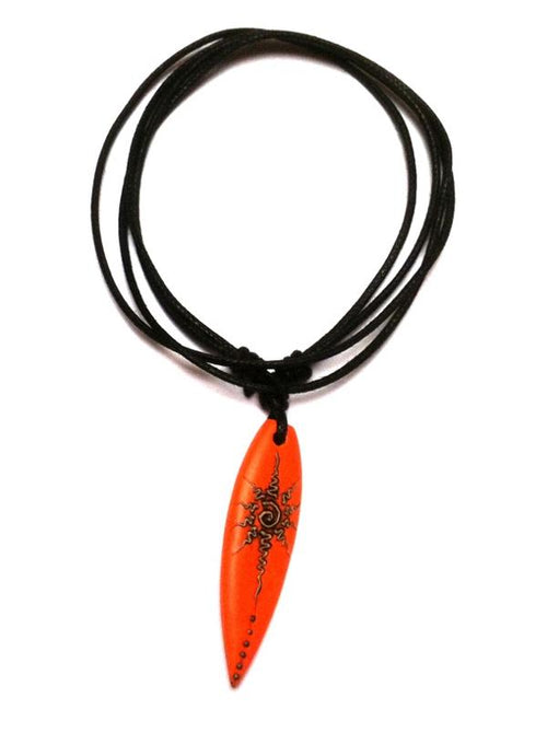 The Surferkette Holzkette features a black cotton cord and an orange-stained surfboard-shaped Sono wood pendant with a unique design, making this unisex necklace perfect for adding surfer style flair.