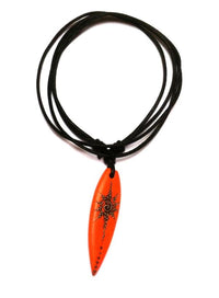 Load image into Gallery viewer, Surferkette Holzkette Kette Sono Holz Baumwolle Surfer Style Surfbrett Holzanhänger Unisex Schmuck orange gefärbt Muster
