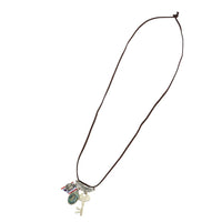 Cargar imagen en el visor de la galería, Lederband Kette braun goldfarben oxidiert Feder Schlüssel Amulett Katze
