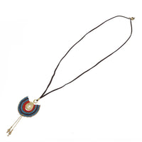 Load image into Gallery viewer, Lange Lederband Kette schwarz Spirale mit bunten Fäden lange Anhänger Perle
