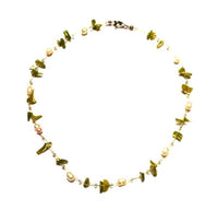 Load image into Gallery viewer, Kette Steinsplitter Perlen Glasperlen Damen Zuchtperlen Schmuck oliv grün weiß 42 cm nickelfrei
