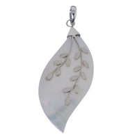 Load image into Gallery viewer, Perlmutt-Anhänger, blattförmiger Damenanhänger aus 925er Sterlingsilber und Perlmutt, mit Silberverzierung, ca. 52 x 22mm
