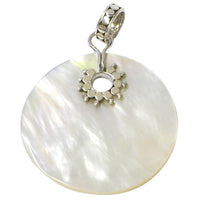 Load image into Gallery viewer, Perlmutt-Anhänger, kreisrunder Damenanhänger aus 925er Sterlingsilber mit Perlmutt und Loch mit Silberverzierung, ca. 35mm Ø
