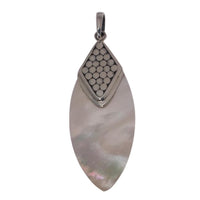Load image into Gallery viewer, Perlmutt-Anhänger, mandelförmiger Damenanhänger aus 925er Sterlingsilber und Perlmutt, mit Silberverzierung, ca. 40x18 mm
