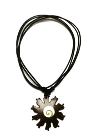 Load image into Gallery viewer, Shivaauge Kette Blume rund Kokosholz Rand Baumwolle gewachst Shiva Auge verstellbar
