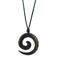 Cargar imagen en el visor de la galería, Kette, Braun, aus Sono Holz, spiralförmiger Anhänger, 4,4x4cm, verstellbare Baumwollkette

