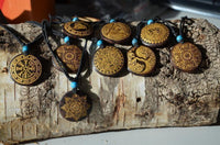 Load image into Gallery viewer, Halskette Holz Türkis verstellbar Anhänger gold silber
