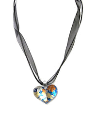 Load image into Gallery viewer, Glasanhänger mit Stoffkette, Bunt mit Muster, herzförmig, 3,5x2,5cmØ
