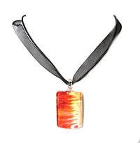 Load image into Gallery viewer, Glasanhänger mit Stoffkette, Rot und Weiß, rechteckig, 2,7x3,5cm
