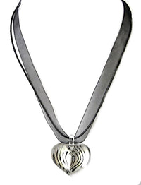 Load image into Gallery viewer, Glasanhänger mit Stoffkette, Weiß mit Strichen, herzförmig, 3,5x2,5cmØ
