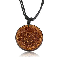 Load image into Gallery viewer, Halskette Holz verstellbar Anhänger rund Blume indisch
