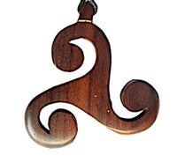 Load image into Gallery viewer, Celtic Viking braun Narra Holz Kette Triskele Halskette
