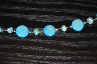 Load image into Gallery viewer, lange Perlen Halskette hell blau Perlmutt Scheiben 64cm
