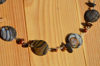 Load image into Gallery viewer, Halskette Perlmutt Zebra Perlen Steinsplitter braun Tigerauge
