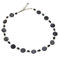 Load image into Gallery viewer, Halskette grau lila Perlmutt Muschel Perlen Scheiben
