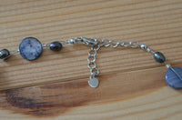 Load image into Gallery viewer, Halskette grau lila Perlmutt Muschel Perlen Scheiben
