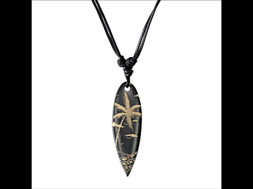 The Surferkette Holz Halskette Gravur, a black wood surfboard-shaped necklace with tan-engraved palm tree, birds, and waves, hangs from an adjustable black cotton cord against a white background.