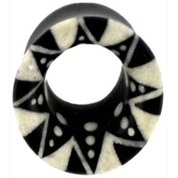 Cargar imagen en el visor de la galería, The Horn Flesh Tunnel schwarz weiß Zacken Muster is a striking black and white organic expander plug with a tribal starburst design—an unisex piercing accessory for unique style.
