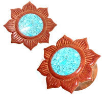 Cargar imagen en el visor de la galería, Holzplug Rosenholz rotbraun Sonnenblume Inlay türkis handgeschnitzt Tribal Holz Plug Tunnel
