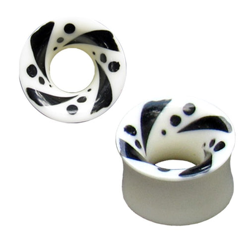 The Tribal Bone Tunnel Punkte Streifen Muster is a handgeschnitzt white and black organic expander plug, featuring abstract dots and stripes with a hollow center for a unique look.