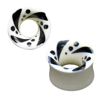 Load image into Gallery viewer, The Tribal Bone Tunnel Punkte Streifen Muster is a handgeschnitzt white and black organic expander plug, featuring abstract dots and stripes with a hollow center for a unique look.
