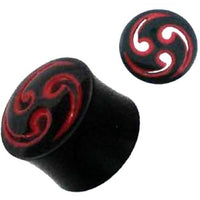 Cargar imagen en el visor de la galería, The Tribal Buffalo Horn Plug schwarz rot mit Muster ist ein handgeschnitzter Tunnel Ohrstecker aus schwarzem Büffelhorn mit rot geschwungenem Design und kunstvoller Endmusterung.
