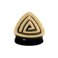 Cargar imagen en el visor de la galería, A hand-carved, triangular Tribal Buffalo Horn Plug in black and beige with a spiral coconut wood inlay, called &quot;Horn Plug dreieckig Spirale mit Kokosholzinlay,&quot; shown on a plain white background.
