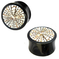 Cargar imagen en el visor de la galería, Horn Plug schwarz braun weiß Muster Spidermuschel Tribal Buffalo Tunnel Ohrring handgeschnitzt
