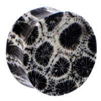 Load image into Gallery viewer, The Tribal Korallenplug schwarz weiß Harz Koralle Plug Tunnel Ohrstecker Expander features a smooth, round surface with a striking black and white fossilized coral pattern—ideal for completing your Tunnel schwarz weiß style.
