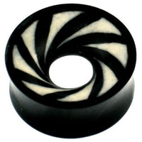 Load image into Gallery viewer, Horn Tunnel schwarz mit Spiral Muster weiß schwarz handgeschnitzt Tribal Buffalo Plug Ohrstecker
