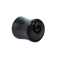 Cargar imagen en el visor de la galería, The Horn Plug schwarz Spirale is a black cylindrical organic expander with a carved spiral design, ideal as a tribal piercing Ohrstecker or tunnel, shown against a plain white background.
