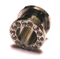 Load image into Gallery viewer, Metall Tunnel Chirurgenstahl Strass Kristall Inlay Unisex Plug Glitzerstein silbergrau Expander mit Hohlkern und einem Kreis klarer Strasssteine am Rand, präsentiert auf weißem Hintergrund.

