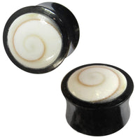 Cargar imagen en el visor de la galería, Two black Tribal Horn Plug Shiva Auge expanders with white spiral centers resembling shells, displayed on a white background—stylish organic unisex plugs, perfect as unique piercing tunnel expanders.
