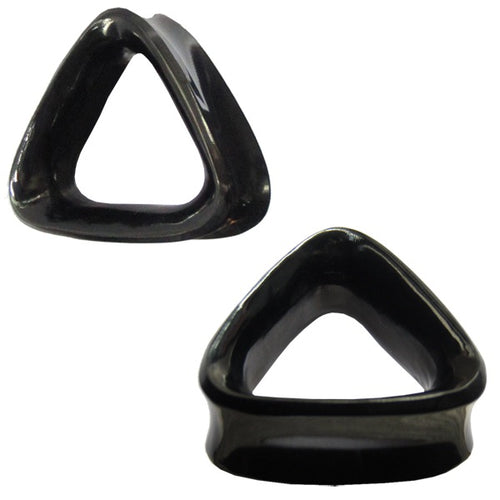 Two glossy, black, triangular Horn Plug Dreieck schwarz Flesh Tunnel Organic Expanders with rounded edges are shown above and to the left of each other on a white background.
