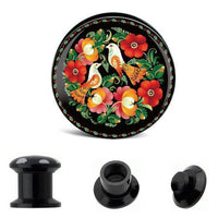 Load image into Gallery viewer, The Schraub Plug Acryl Vogel Paar Garten Blumen Tunnel Expander Piercing Ohrschmuck features a black round decorative knob with painted floral patterns and two orange-white birds, plus three smaller images showing various angles. Perfect for a garden motif.
