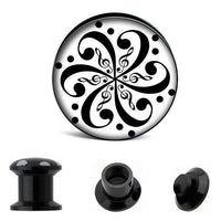 Load image into Gallery viewer, The Schraub Plug Acryl Blume Notenschlüssel weiß schwarz Tunnel Expander Piercing Ohrschmuck showcases a black and white design with treble clefs, dots, and swirls. Three views display the front, side, and screw-on back of this stylish ear gauge.
