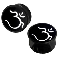 Cargar imagen en el visor de la galería, A pair of black Horn Plug schwarz Bone Inlay weiß Om Organic Expander Piercing Tunnels, each crafted from organic Büffelhorn and featuring a white, stylized Om symbol on the front, shown against a white background.
