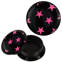Load image into Gallery viewer, Der Schraub Plug Acryl schwarz pink Sterne ist ein schwarzer Ohrschmuck mit leuchtenden pinken Sternen vorne und offener Rückseite – ein einzigartiges Piercing, das aus jedem Winkel begeistert.
