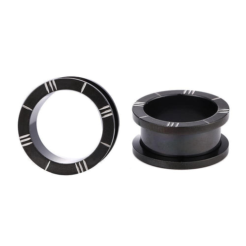 Abgebildet sind zwei Chirurgenstahl Schraubplugs „schwarzer Tunnel Plug Edelstahl dünn“ mit silbernen Strichen: Einer steht aufrecht und zeigt das hohle Zentrum, der andere liegt seitlich und zeigt den gebogenen Rand.