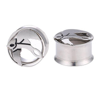 Load image into Gallery viewer, Two silver Schraubplug Tunnel Plugs aus Edelstahl, each with a thin, polished finish and a cutout Taube/Schwalbe design. One plug is upright, the other lays on its side, both highlight the detailed bird motif on the front.
