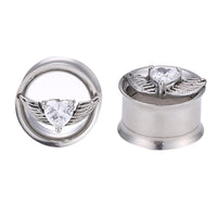 Load image into Gallery viewer, Two Edelstahl Tunnel Plug Flügel Herz Stein facettiert Schraubplug double flared ear gauges are shown: each features a heart-shaped faceted gem with metal wings, displayed from a front and an angled view. The design is sleek and decorative.
