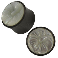 Load image into Gallery viewer, Plug Horn Perlmutt Hibiskus Blüte weiß double flared
