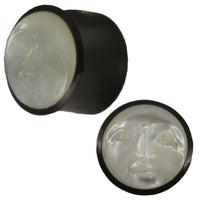 Cargar imagen en el visor de la galería, Plug weiß Horn Perlmutt Mond Gesicht Tribal schwarz geschnitzt Expander
