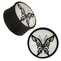 Load image into Gallery viewer, Plug Horn weiße Gravur Tribal Schmetterling handgeschnitzt schwarz Piercing
