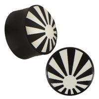 Load image into Gallery viewer, Plug Horn weiße Gravur stilisierte Sonne Strahlen breit schwarz Piercing
