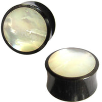 Load image into Gallery viewer, Two Buffalo Horn Plug Perlmutt Inlay weiß handgeschnitzt Lobe Piercing Tunnel plugs are shown against a white background, featuring white perlmutt inlays, perfect for stretched ear piercings.
