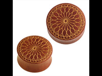 Load image into Gallery viewer, Holz Plug Blütenblatt Mandala Blume Sawoholz rotbraun golden Gravur.
