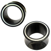 Cargar imagen en el visor de la galería, Two Horn Plug schwarz Rim weiß Flesh Tunnel Organic Expander plugs, black with a glossy finish and thin white rim on the front edge, shown on a white background—ideal for organic piercing expansion.

